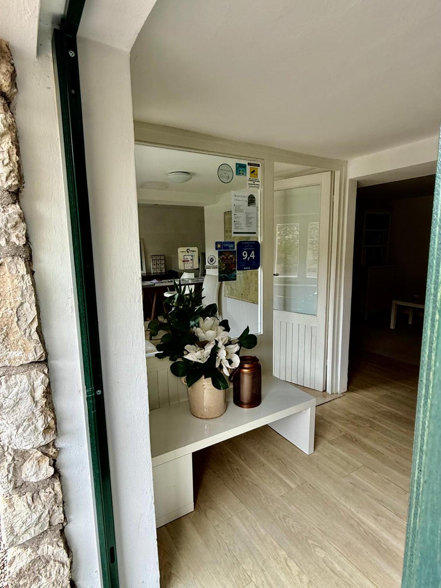 Residenza Le Logge Aparthotel Torri Del Benaco Bagian luar foto