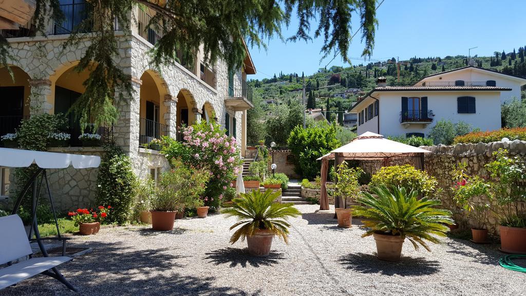Residenza Le Logge Aparthotel Torri Del Benaco Bagian luar foto