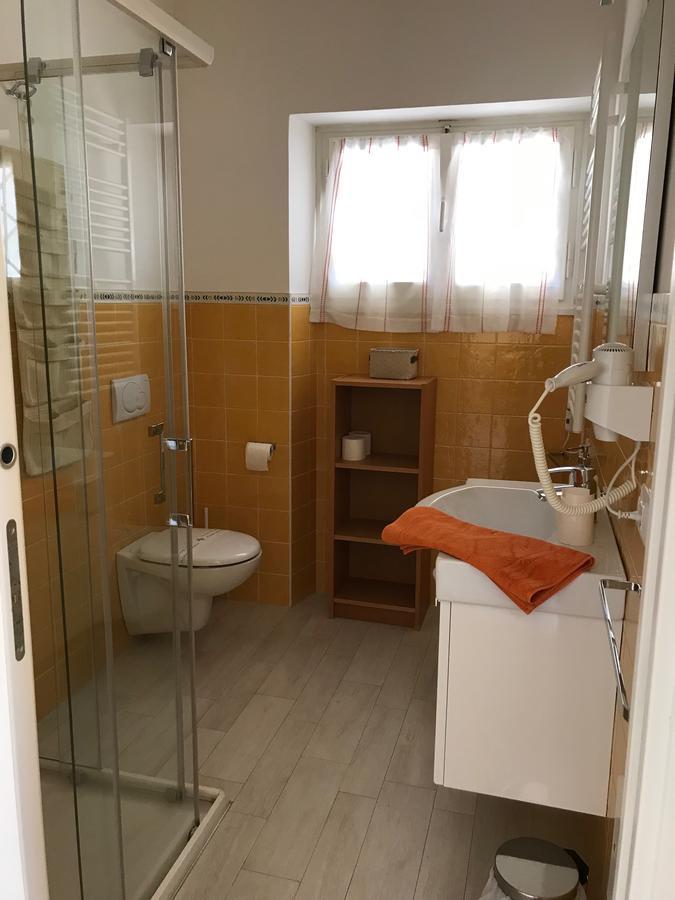Residenza Le Logge Aparthotel Torri Del Benaco Bagian luar foto