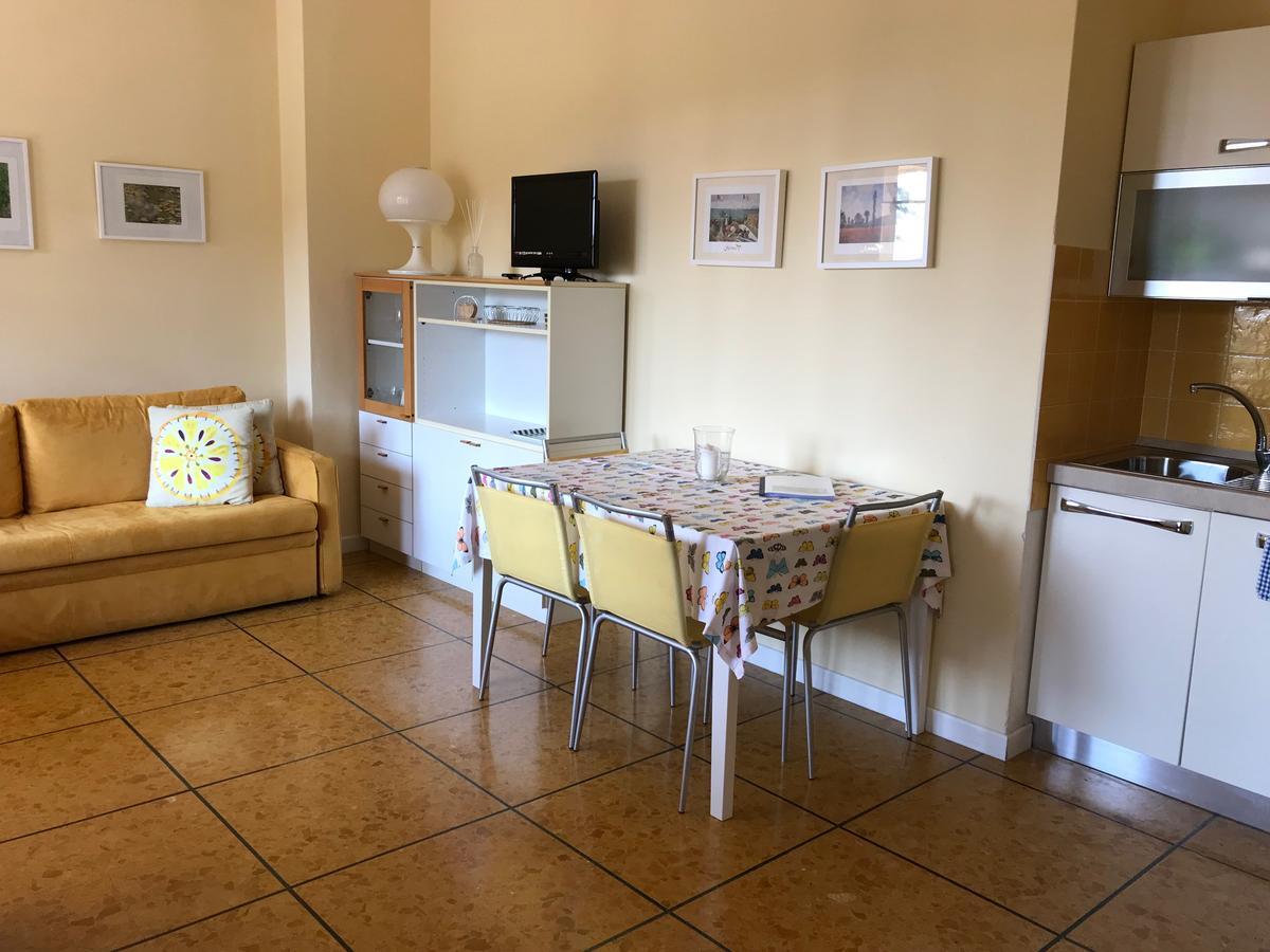 Residenza Le Logge Aparthotel Torri Del Benaco Bagian luar foto
