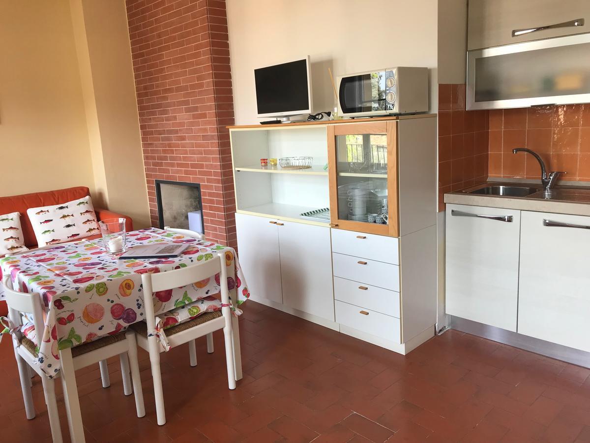 Residenza Le Logge Aparthotel Torri Del Benaco Bagian luar foto