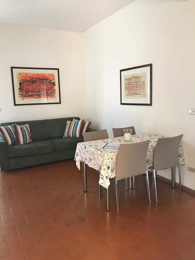 Residenza Le Logge Aparthotel Torri Del Benaco Bagian luar foto