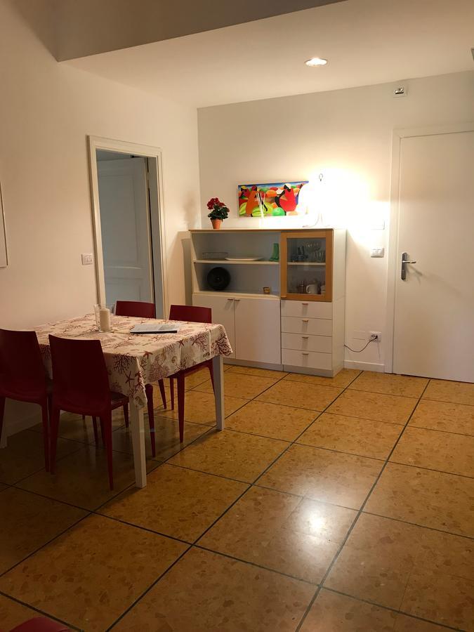 Residenza Le Logge Aparthotel Torri Del Benaco Bagian luar foto